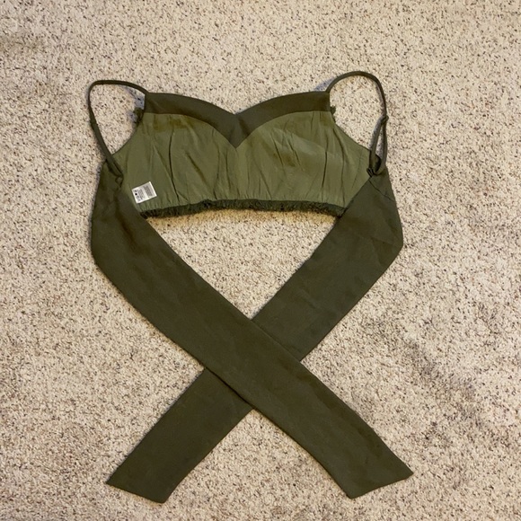 Backless crop top/tank top with tie. Adjustable - Picture 3 of 4